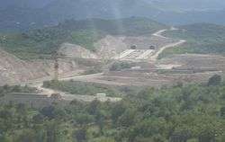 Construction works in a cut in front of a tunnel.