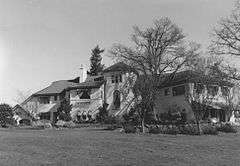 Photograph of the Hall–Chaney House across a broad lawn.