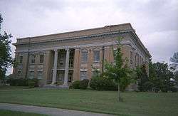 Jones County Courthouse and Confederate Monument at Ellisville