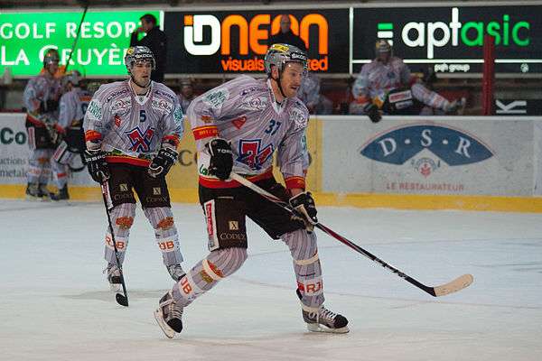 Marc Grieder (L), Éric Beaudouin (R) - Fribourg-Gotteron vs. HC Bienne, 25.11.2011.jpg