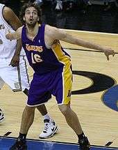 Pau Gasol boxing out